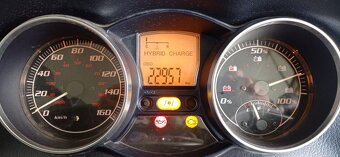 Piaggio MP3 300ie HYBRID - vodičak “B” - 11