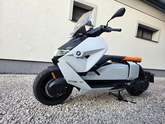Elektricky skuter BMW CE04  top stav - 11
