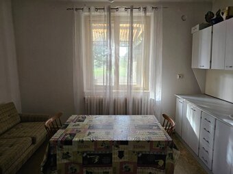 Predáme rodinný dom s priestranným pozemkom v meste Vráble,  - 11