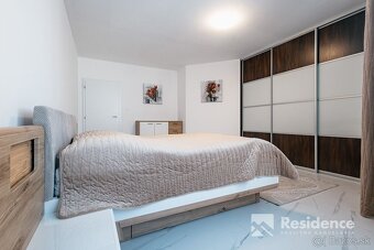 Dizajnový 3 izbový byt na predaj s garážovým státím - centru - 11