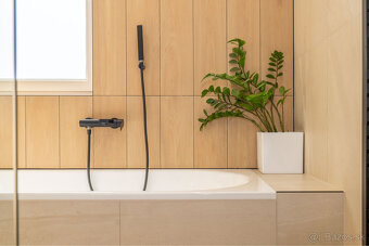 Dizajnový 3-izbový byt kompletne zariadený s garážou - 11