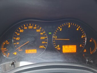 Toyota Avensis Combi 2.2 D-4D Lux - 11