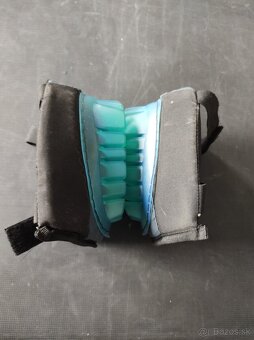 {33}  Chrániče kolien - 11