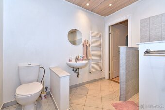 Rodinný dom s dvoma bytmi, 2 garáže, záhrada, bazén, DS - 11