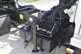 Nissan Cabstar trojstranný vyklápač s hydraulickou rukou - 11