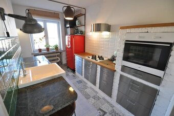 Jedinečný a priestranný 3-izbový byt s tehlovou atmosférou 9 - 11