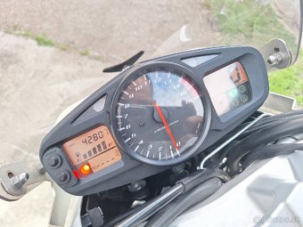 Suzuki GSR 600 - 11