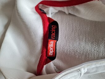 Apríla MAX 125+ dve prilby - 11