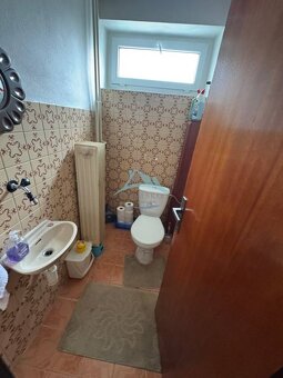 Trojpodlažný rodinný dom v kúpeľnom meste Dudinciach - 11