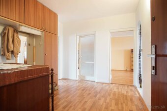 Veľký 3-izbový byt s balkónom blízko stanice, Nové Zámky – 8 - 11