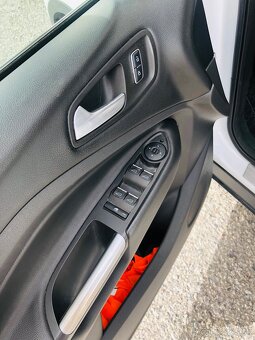 Ford Kuga 1.5 ecoboost titanium 110kw r.v . 2015 - 11