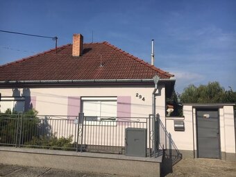 Dom s garážou na peknom rovinatom pozemku. - 11