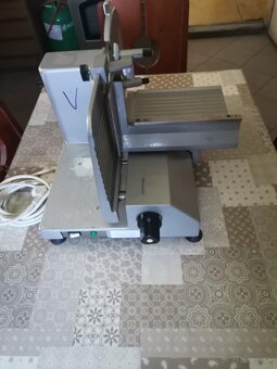 PREDAM RÔZNE PROFESIONÁLNE GASTRO NAREZOVE STROJE-KRAJAČE - 11