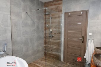Krásny 4 izbový rodinný dom s veľkorysou záhradou v obci Pov - 11
