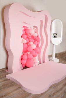 Drevené rekvizity, paravany a pódia.
 - 11