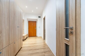 Priestranný 2-izbový byt po kompletnej rekonštrukcii v centr - 11