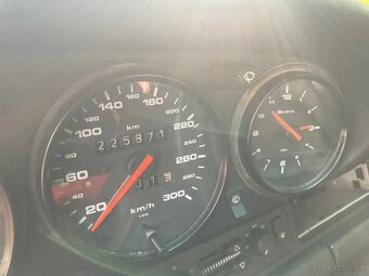 Porsche 911 Carrera 4 z roku 1990 - 11