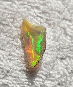 Priehľadný medový drahý opál s veľmi výraznou farbohrou - 11