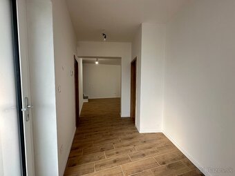 Skolaudovaný 4 izbový dom s veľkou výmerou a vlastnou Garážo - 11
