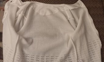 Biely elegantný svetrík veľkosť 140 - 11