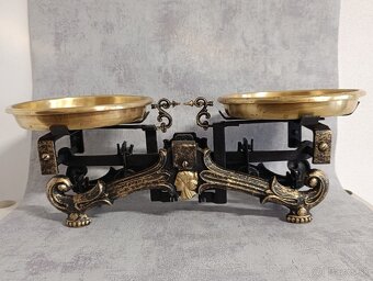 Staré pekne dvoumiskové váhy se ženou po kompletní renovaci - 11