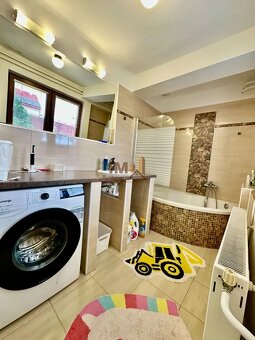 NA PREDAJ MODERNÝ ZREKONŠTRUOVANÝ 4i RODINNÝ DOM S GARÁŽOU - 11