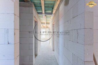 NA PREDAJ polyfunkčná budova v centre obce Veľké Leváre - 11