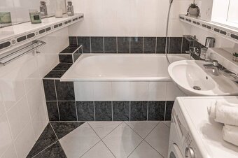 Ponúkame na predaj priestranný 4-izbový byt v pokojnej a zel - 11
