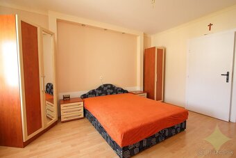 Harmonický rodinný dom s vkusne upraveným pozemkom, jazierko - 11