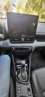 Toyota Yaris Hybrid 2025 - executive - 11