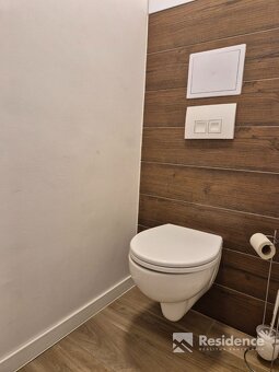 Rezervované Atraktívny obchodný priestor v centre L. Mikulá - 11