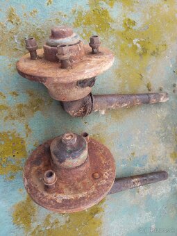 Predám kabínu na Zetor 25. Mam aj iné náhradné diely prevodo - 11