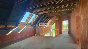 Rozostavaný rodinný dom 293 m2 s veľkým pozemkom a výhľadom  - 11