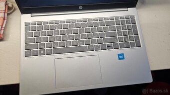 Zachovalý 15 palcový HP notebook - 11