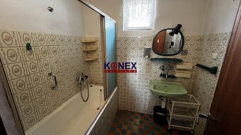 Poschodový rodinný dom v obci Pavlovce nad Uhom - 11
