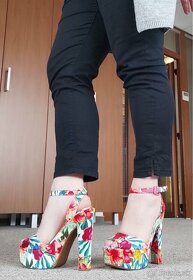 kvetinové sandálky značky Guess Garza - 11