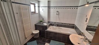 Štýlový veľkometrážny byt 116 m2 s krbom v srdci centra Brat - 11