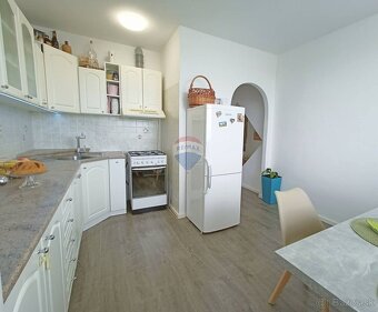REZERVOVANÉ 2 izbový zrekonštruovaný byt s 2 balkónmi na sko - 11