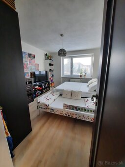 Predám kompletne zariadený 2-izbový byt  na starom sídlisku. - 11