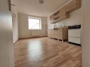 Exkluzívny predaj 6.izb 220m2 RD v obci Horňany a pozemkom - 11
