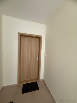 Útulná podkrovná garsónka na prenájom - 11