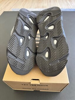 Adidas Yeezy 700 MNVN metal veľ. 36,5 - 11