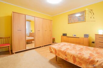 Čiastočne zrekonštruovaný dom vo výbornej lokalite s garážou - 11