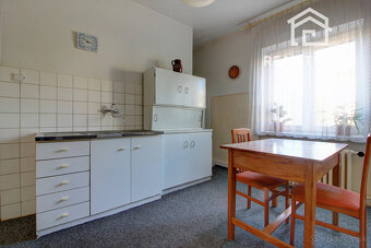 Na predaj 5-izbový rodinný dom s garážou na 954 m² pozemku - - 11