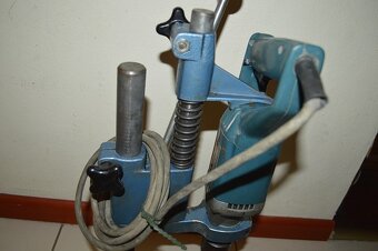 predam masivny liatinovy stojan s vrtackou B&D - 11