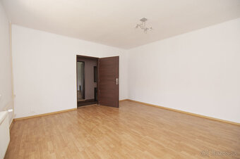 Predaj 7-izb. dom s bazénom na pozemku 561m2, Malé Leváre - 11