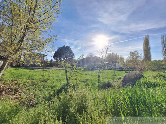 Stavebný pozemok v kľudnej časti podunajskej obce Kravany - 11