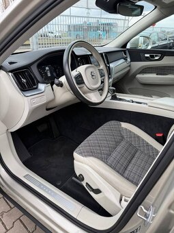 Volvo XC60 D5 Momentum AWD A/T - 11