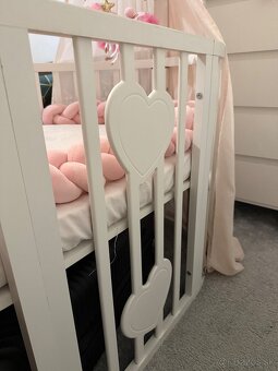 Rastúca houpajúca srdiečková postielka biela - 11