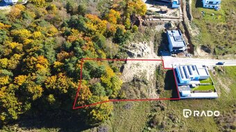 RADO| Výnimočný pozemok pre náročných - úžasné výhľady + pro - 11